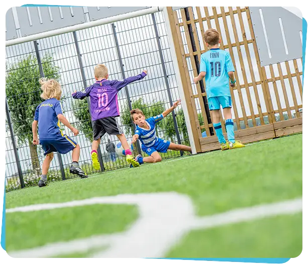 Sportieve kinderen voetballen